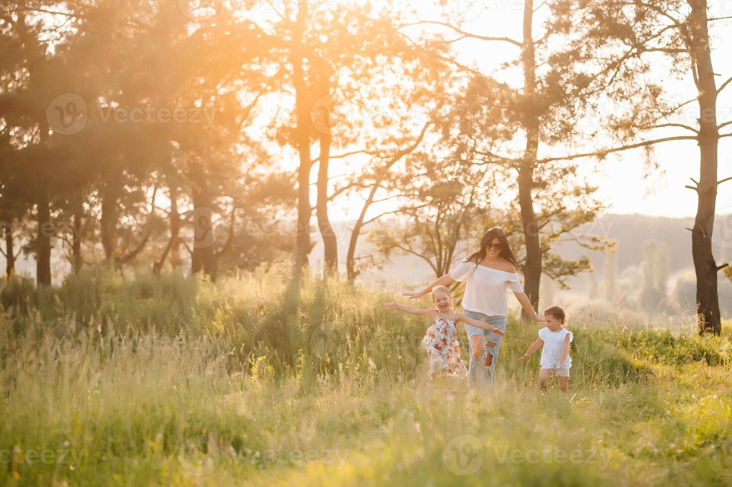 elegante madre e bello figlia avendo divertimento su il natura. contento famiglia concetto. bellezza natura scena con famiglia all'aperto stile di vita. famiglia riposo insieme. felicità nel famiglia vita. madri giorno. foto