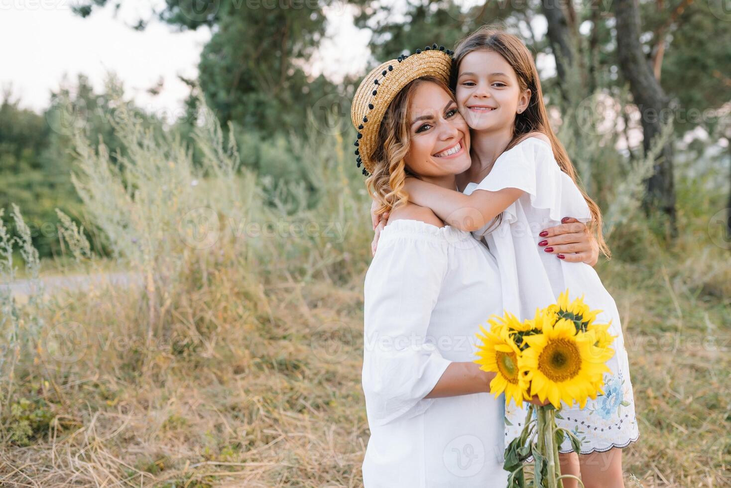 elegante madre e bello figlia avendo divertimento su il natura. contento famiglia concetto. bellezza natura scena con famiglia all'aperto stile di vita. famiglia riposo insieme. felicità nel famiglia vita. madri giorno. foto