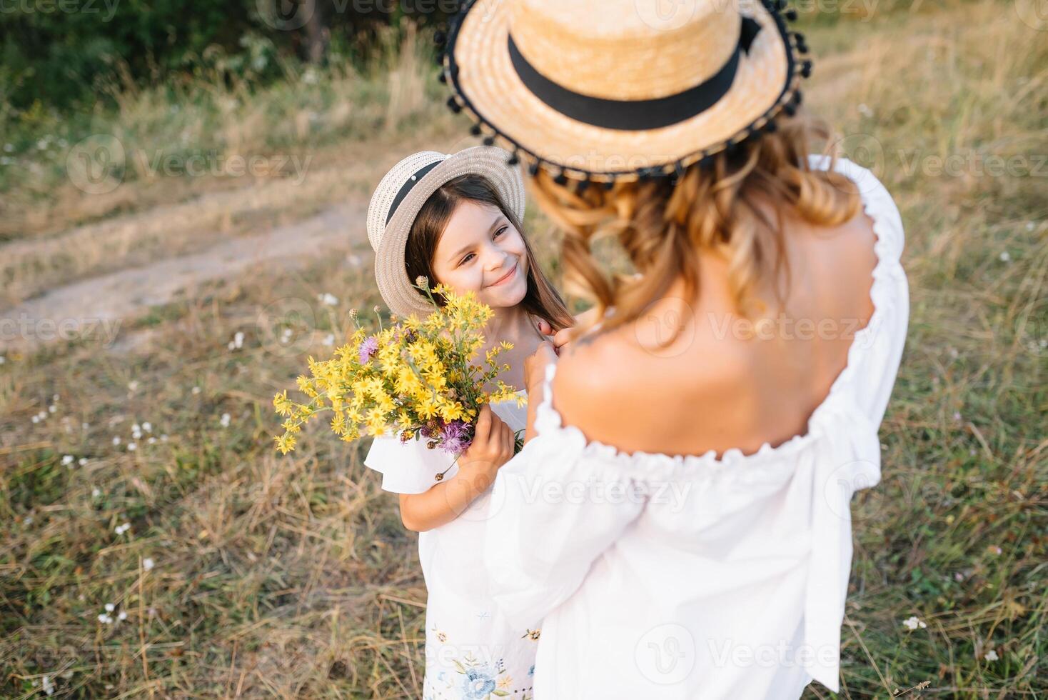 giovane madre e sua figlia avere divertimento, La madre di giorno foto