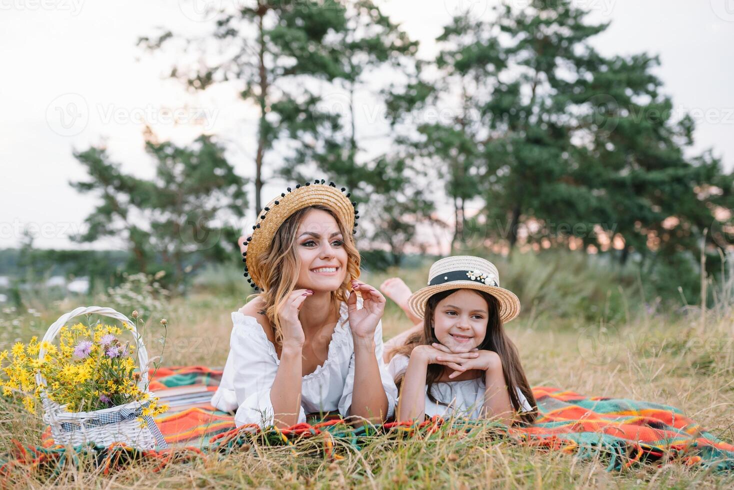 contento donna sorridente e giocando con sua carino poco bambino, dire bugie outdoor.loving madre e figlia trascorrere tempo insieme nel un' parco. mamma e ragazzo ha divertimento. La madre di giorno foto