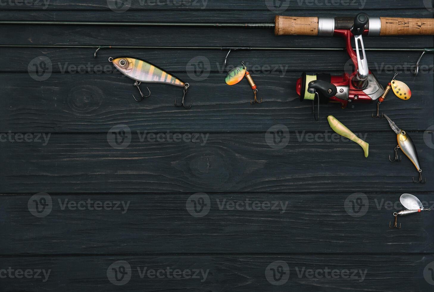 pesca affrontare - pesca Filatura, ganci e esche su scurire di legno sfondo. superiore Visualizza foto