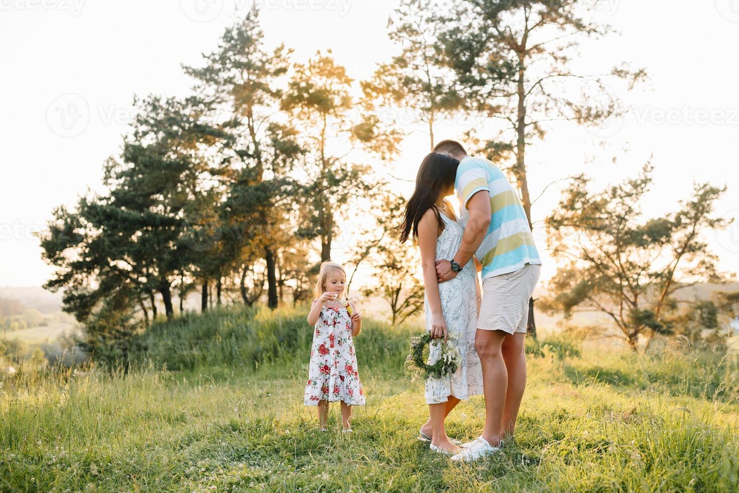 contento famiglia concetto - padre, madre e bambino figlia avendo divertimento e giocando nel natura foto