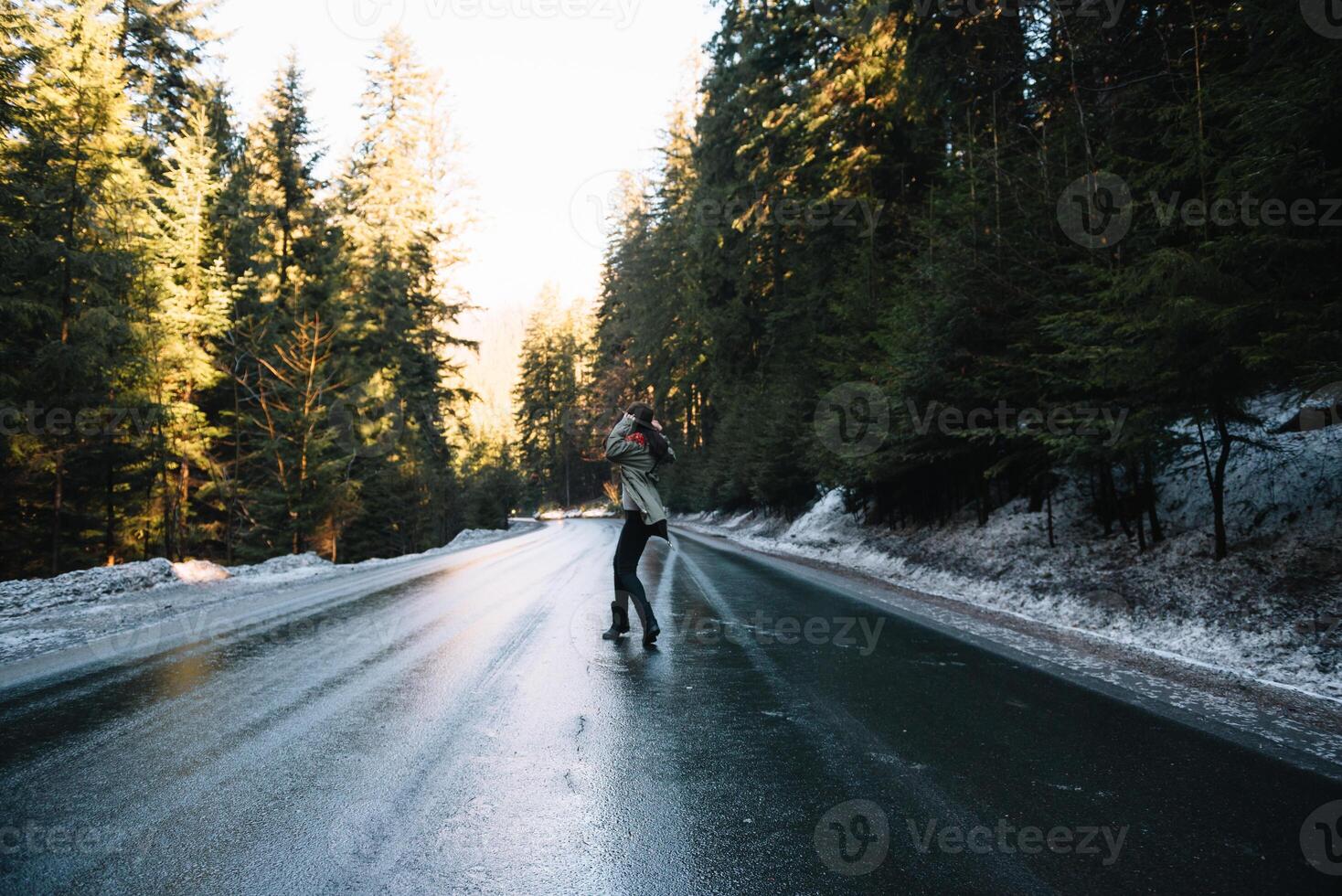 foto a partire dal indietro di ragazza con cappello nel foresta a montagna strada. rilassare tempo su vacanza concetto viaggio ,colore di Vintage ▾ tono e morbido messa a fuoco.