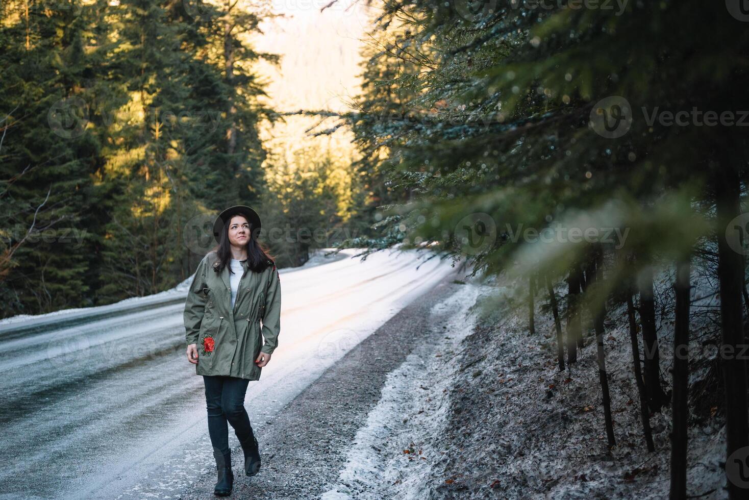 contento ragazza con cappello nel foresta a montagna strada sfondo, rilassare tempo su vacanza concetto viaggio ,colore di Vintage ▾ tono e morbido messa a fuoco. foto