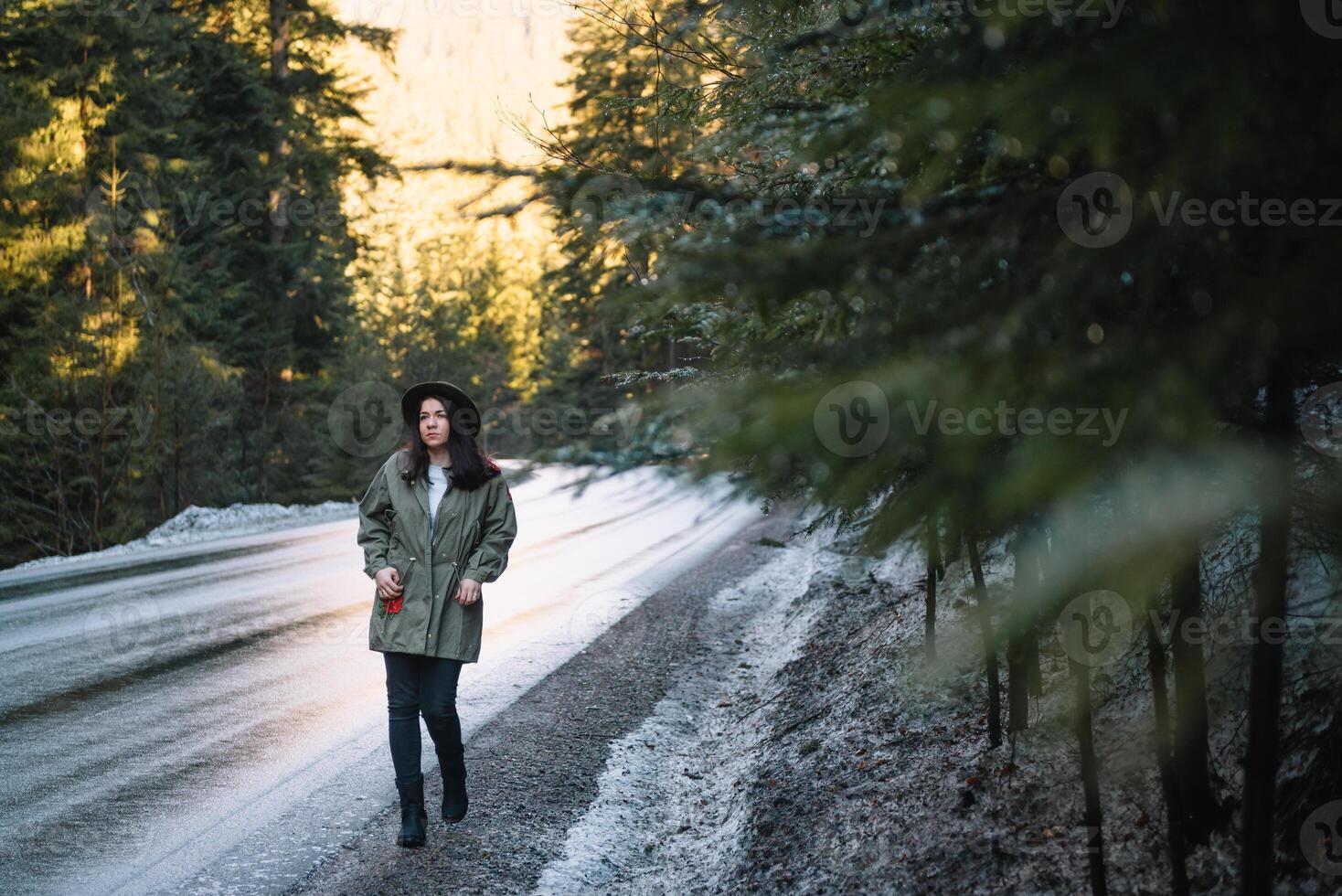 contento ragazza con cappello nel foresta a montagna strada sfondo, rilassare tempo su vacanza concetto viaggio ,colore di Vintage ▾ tono e morbido messa a fuoco foto