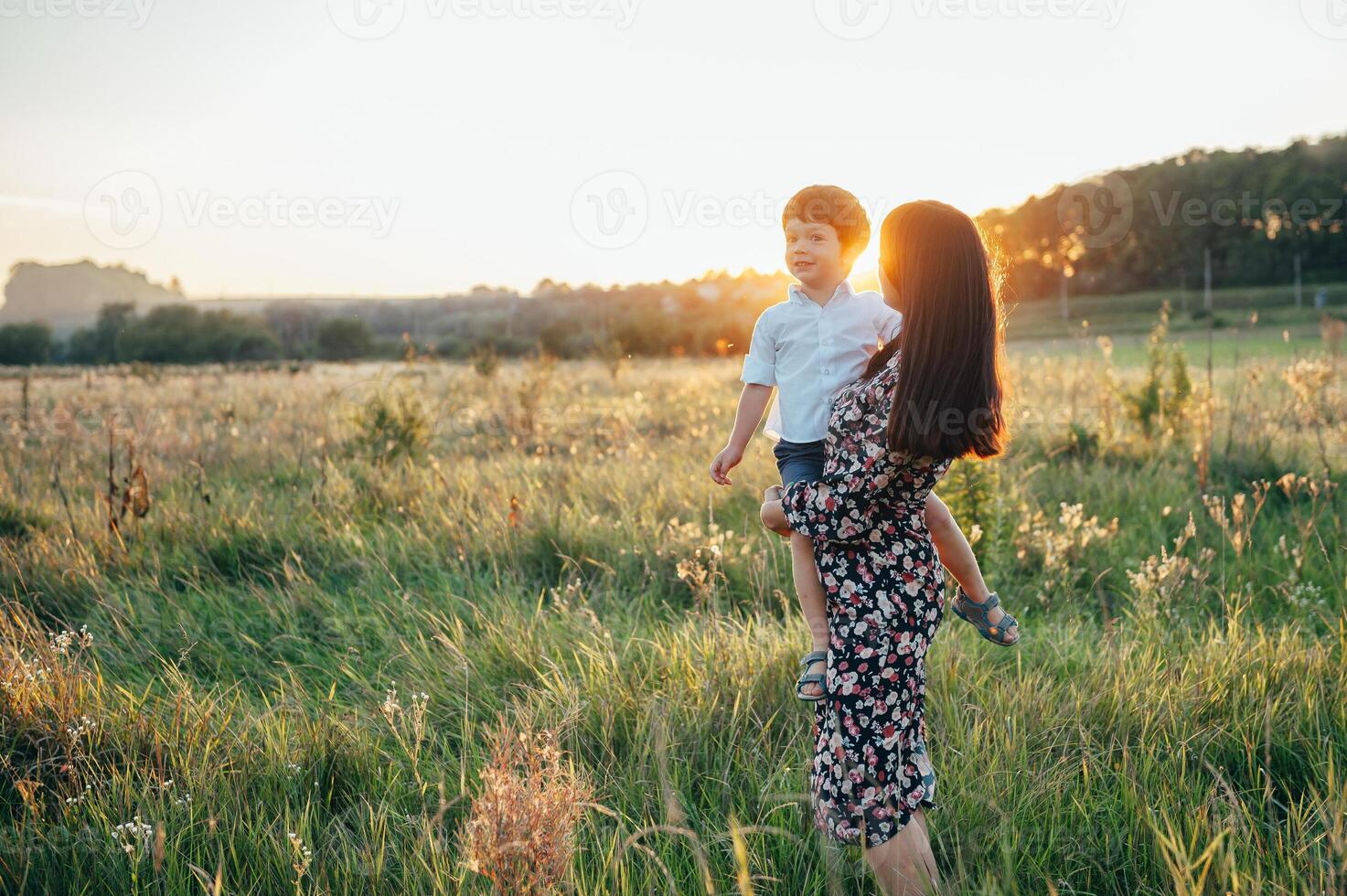 elegante madre e bello figlio avendo divertimento su il natura. contento famiglia concetto. bellezza natura scena con famiglia all'aperto stile di vita. contento famiglia riposo insieme. felicità nel famiglia vita. madri giorno foto