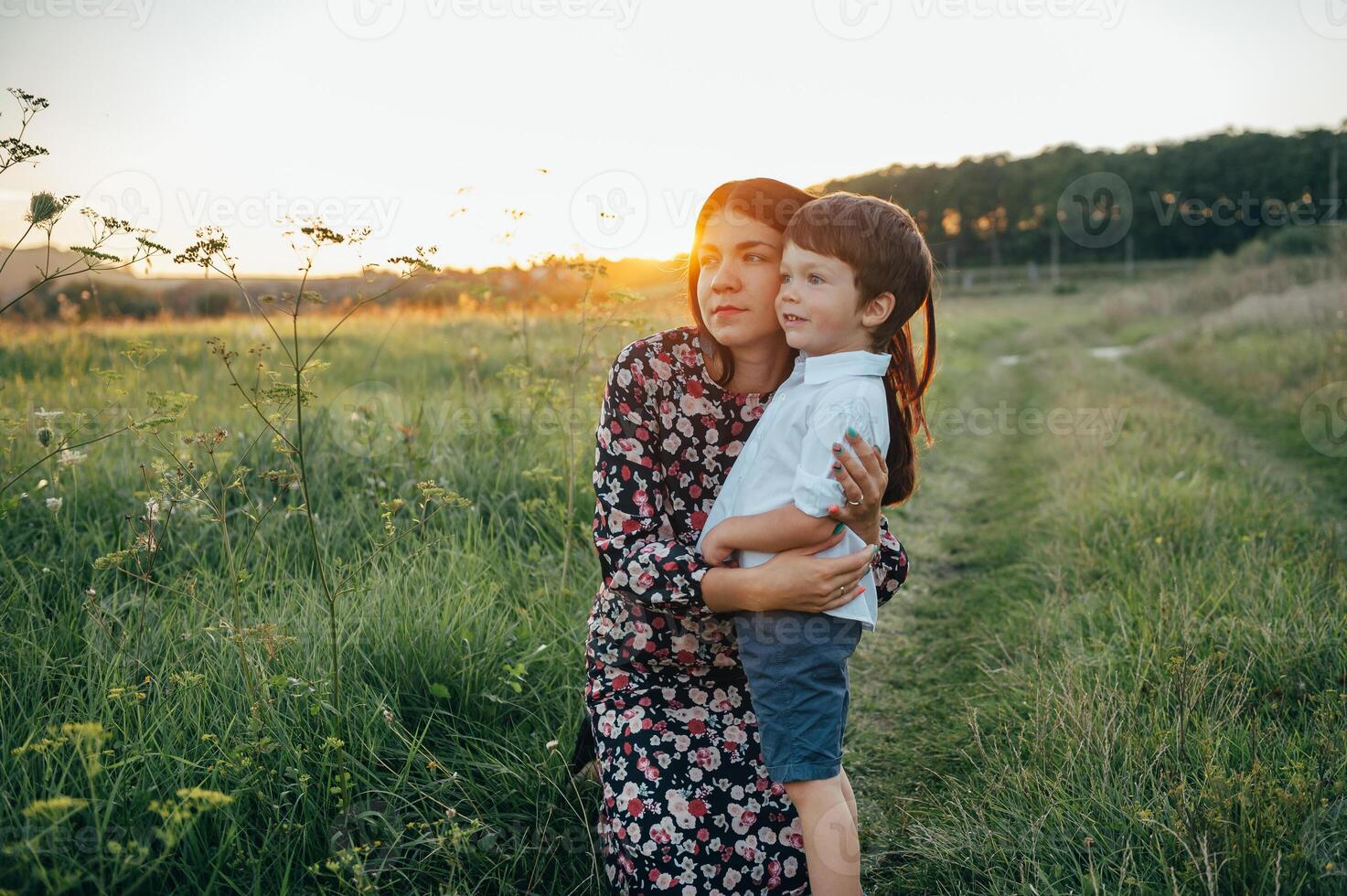 elegante madre e bello figlio avendo divertimento su il natura. contento famiglia concetto. bellezza natura scena con famiglia all'aperto stile di vita. contento famiglia riposo insieme. felicità nel famiglia vita. madri giorno foto