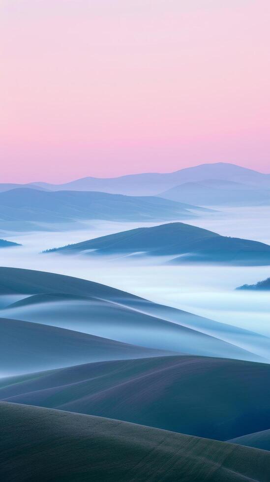 crepuscolo al di sopra di nebbioso blu colline foto