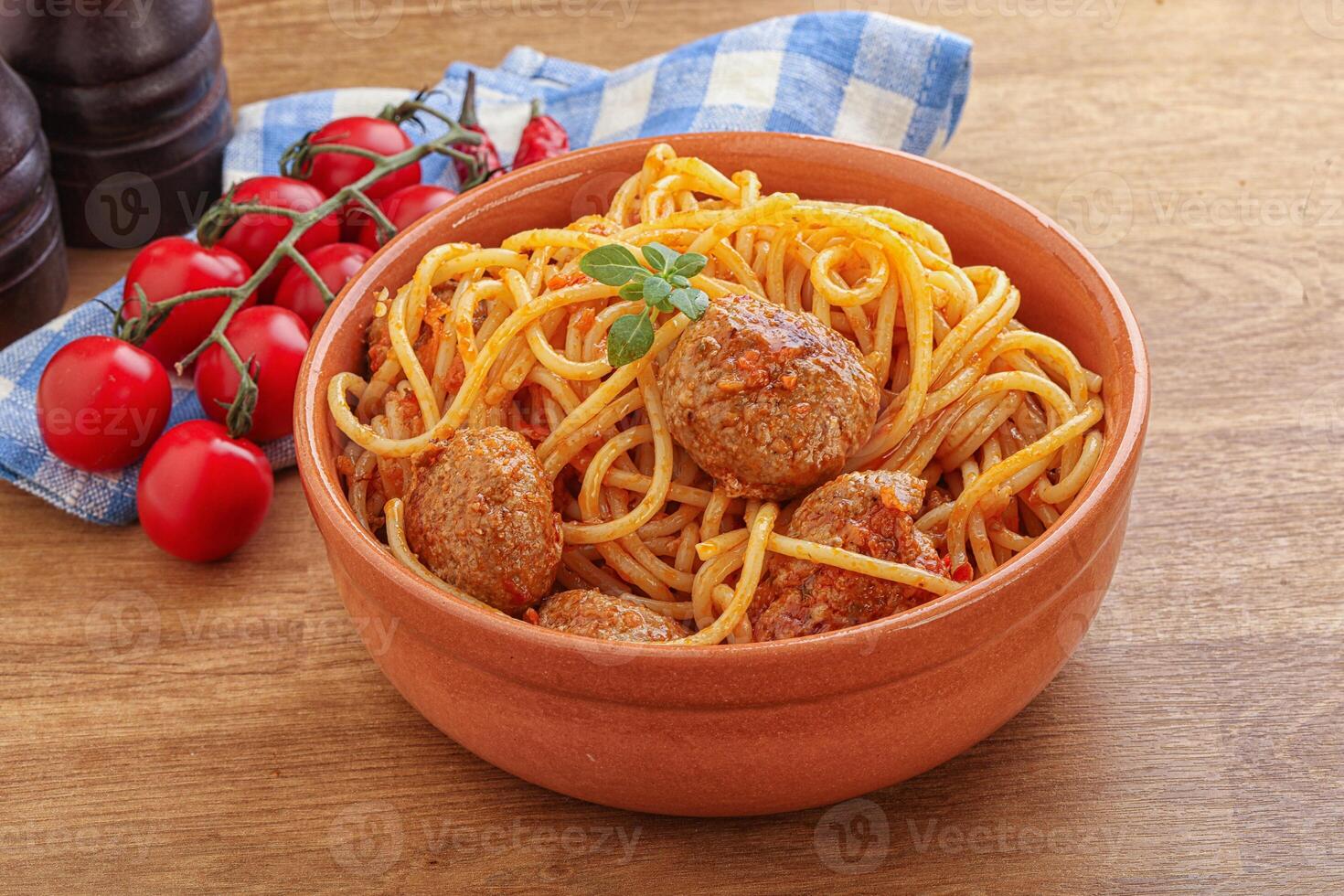 spaghetti con polpette in salsa di pomodoro foto