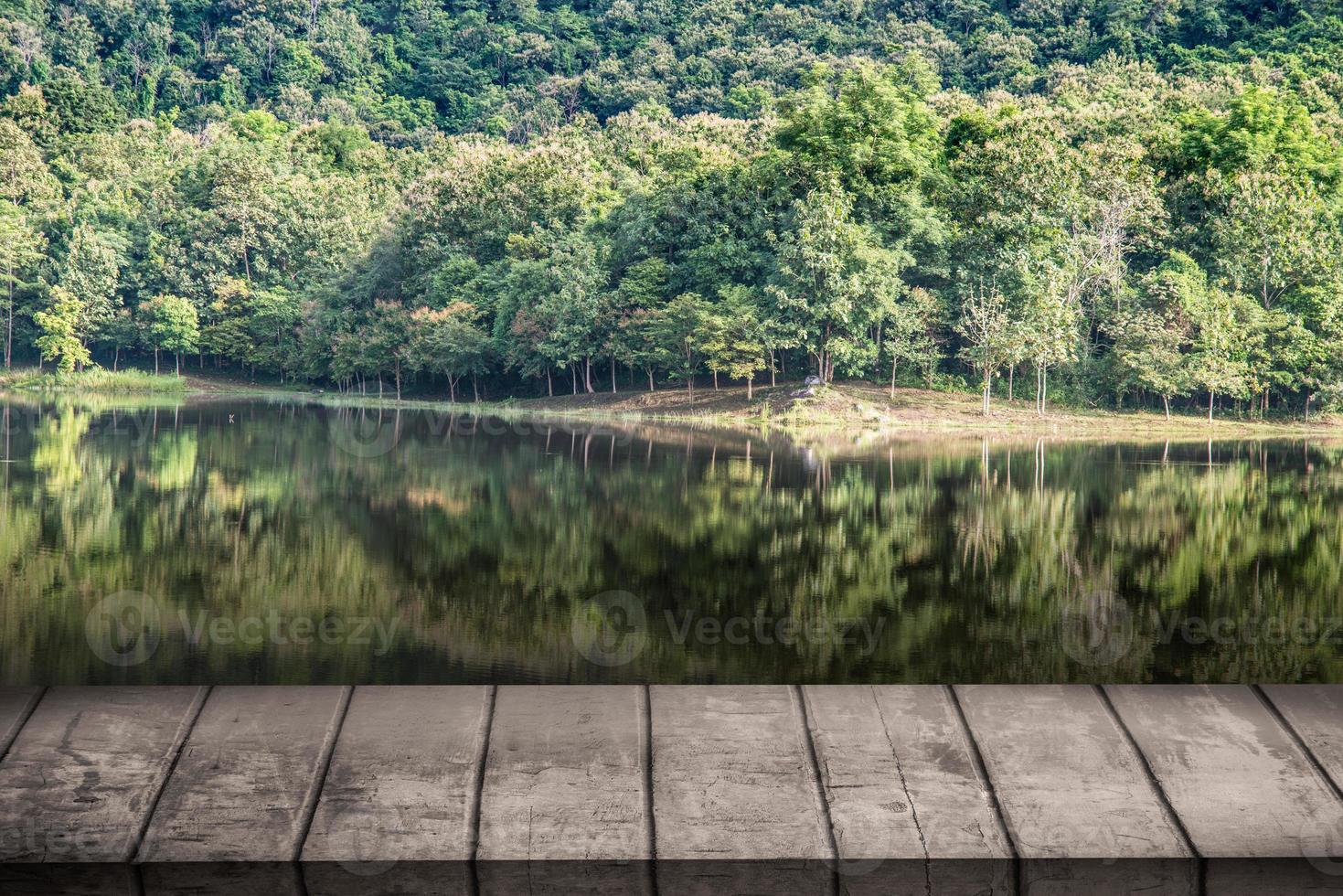 tavolo vintage in legno di fronte alla laguna con paesaggio forestale da sogno e astratto foto