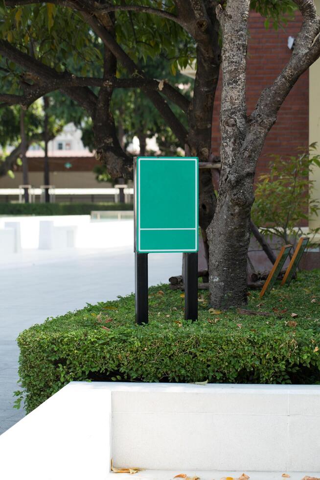 vuoto piazza verde metallo cartello foto