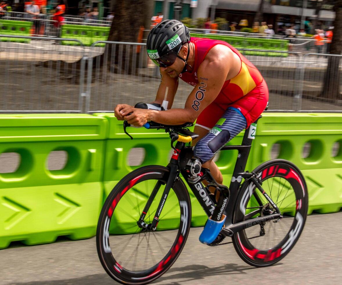 rio de janeiro, brasile, ottobre 5, 2016 paralimpico ciclisti partecipando nel il 2016 paralimpico ciclo gara nel rio de janeiro foto