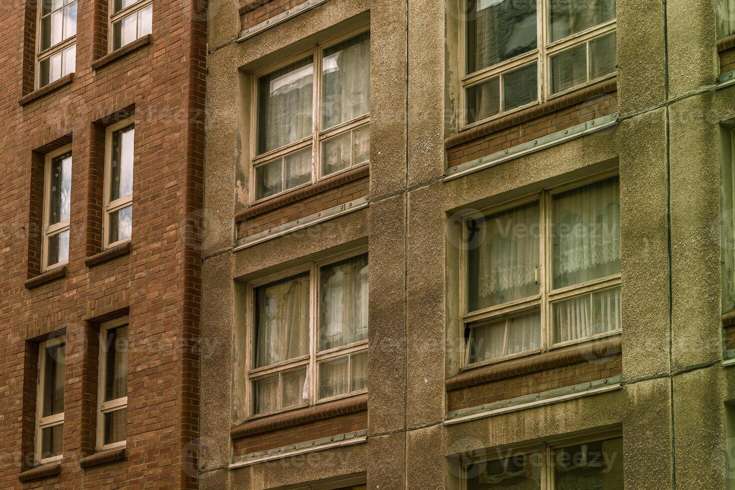 Vintage ▾ mattone edificio con finestre e un' Marrone facciata foto