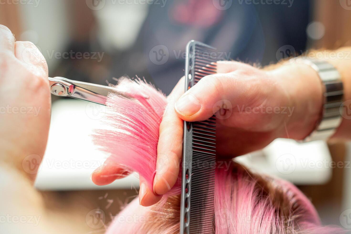donna avendo un' nuovo taglio di capelli. maschio parrucchiere taglio rosa capelli con forbici nel un' capelli salone, vicino su. foto
