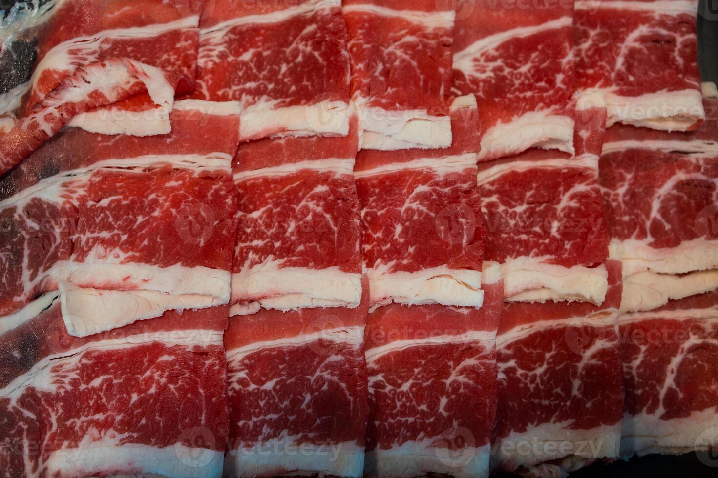 carne di manzo fresca cruda affettata con consistenza marmorizzata foto