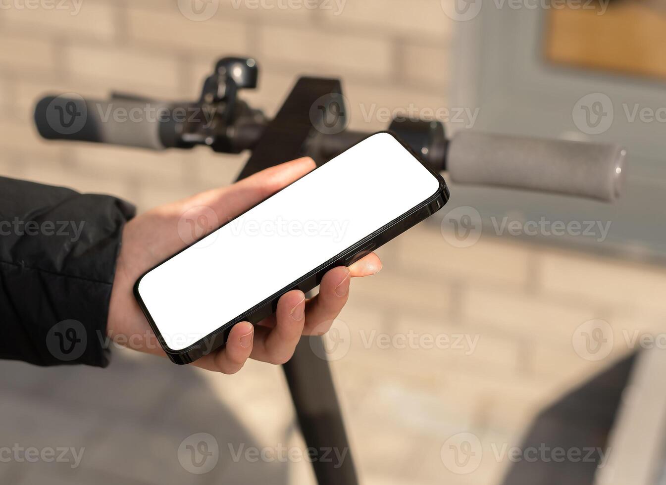 mano utilizzando mobile Telefono schermo modello per Noleggio e-scooter foto