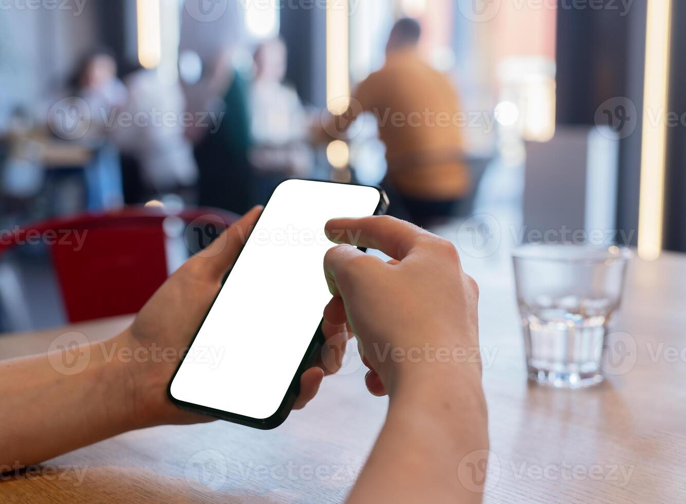 un' smartphone anno Domini con un' giovane donna utilizzando il touch screen nel un' bar ambientazione foto
