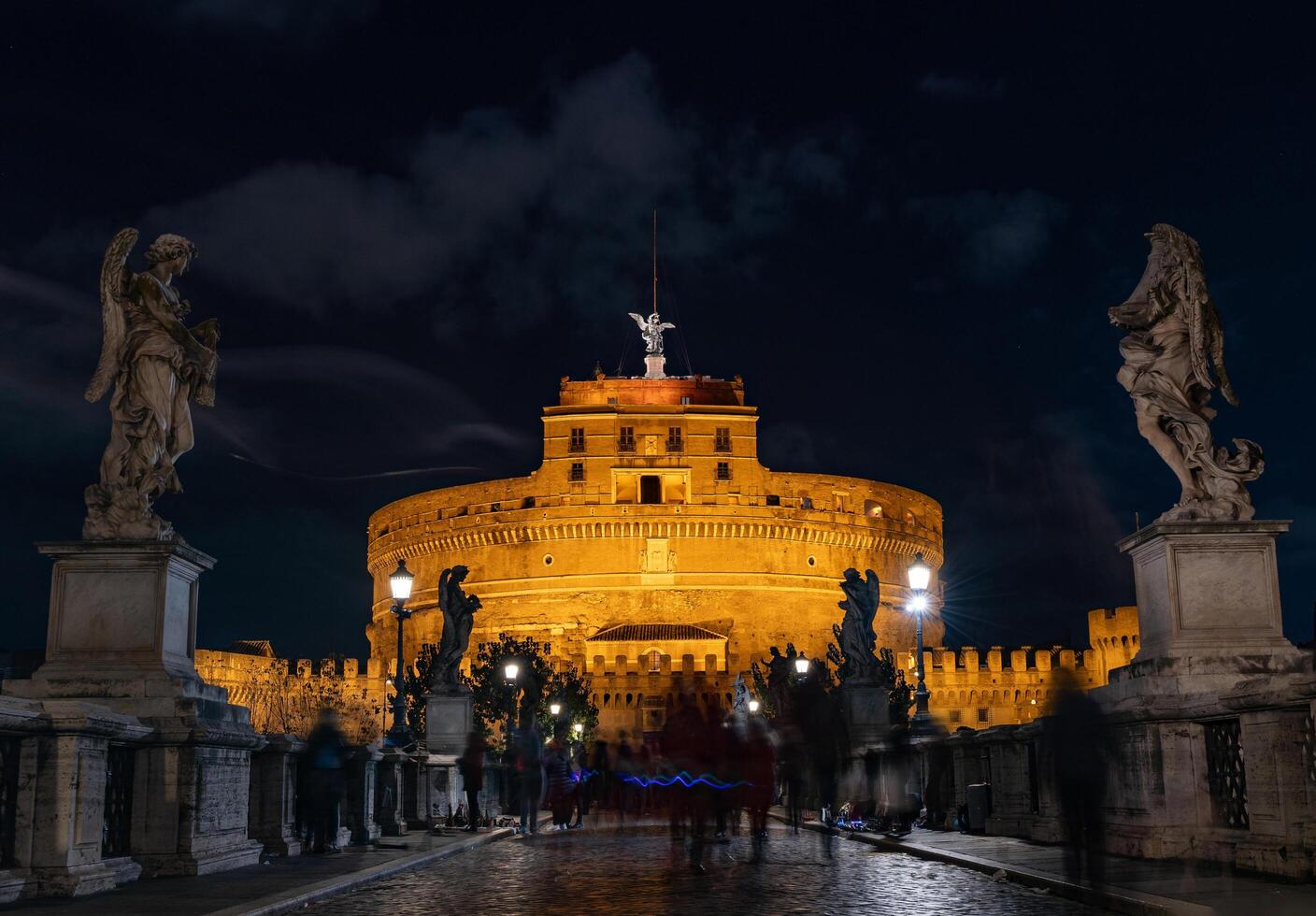 notte Visualizza di il castel sant'angelo fortezza e il sant'angelo ponte foto