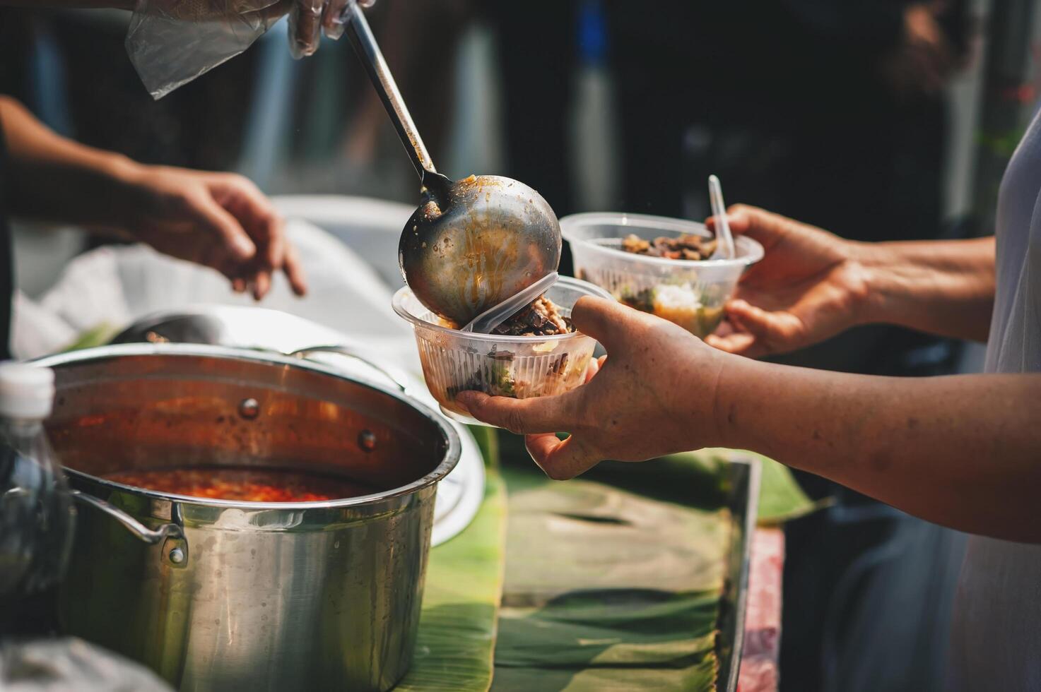 volontari dare cibo per il povero, Condividere gratuito cibo per Aiuto mendicanti. cibo donazione concetto foto