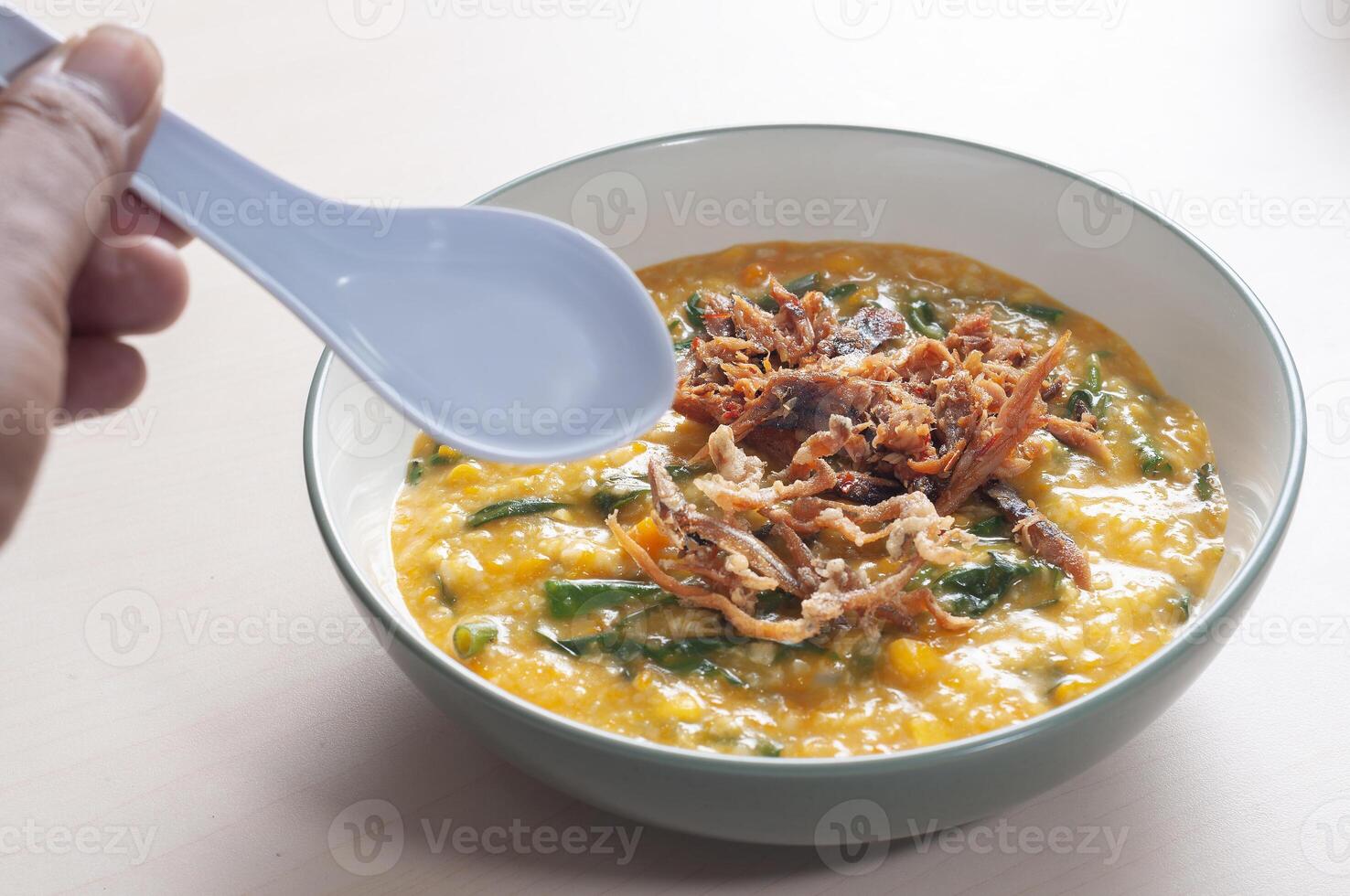 manado porridge generalmente ha un' forte speziato gusto, dovuto per il peperoncini e spezie. foto