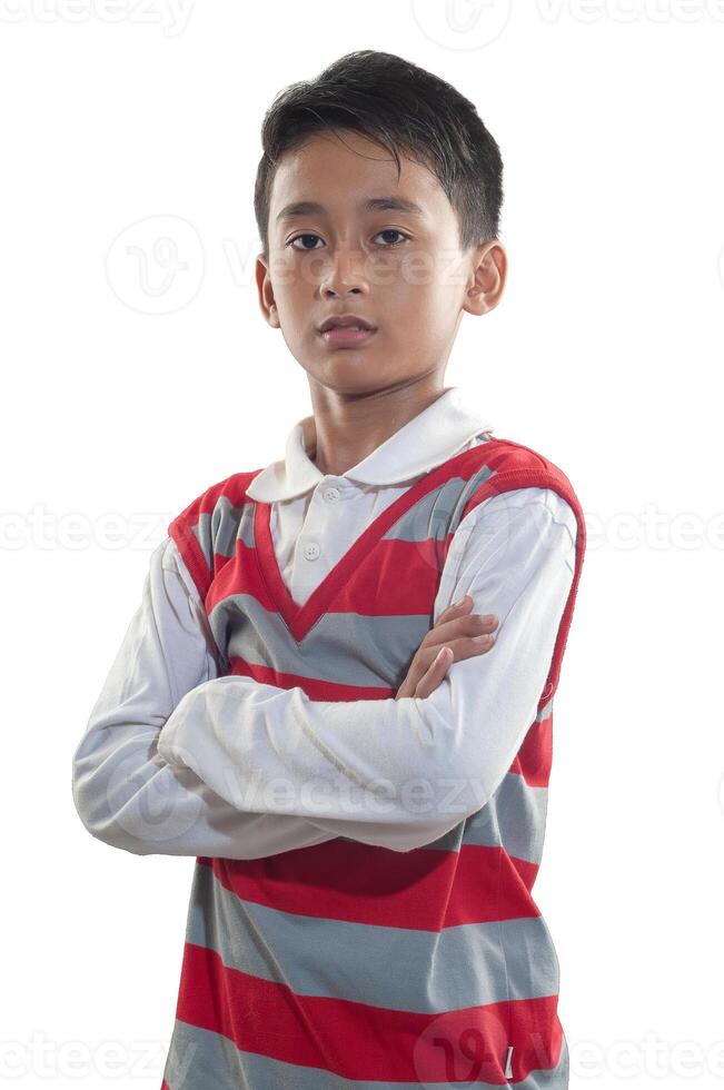 un indonesiano 10 anni vecchio ragazzo indossare rosso banda maglione con fiducia braccio posa foto