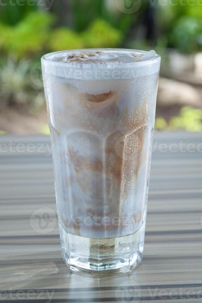 ghiacciato caffè latte macchiato nel cristalleria foto