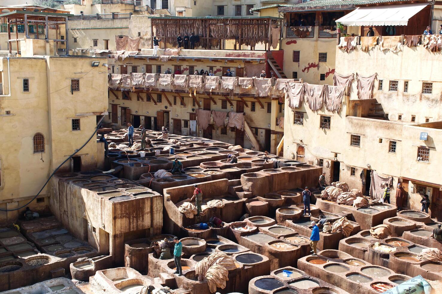 fes Marocco, Africa febbraio 17, 2024 pelle sta morendo nel il tradizionale choara conceria nel fes. Marocco, Africa. foto