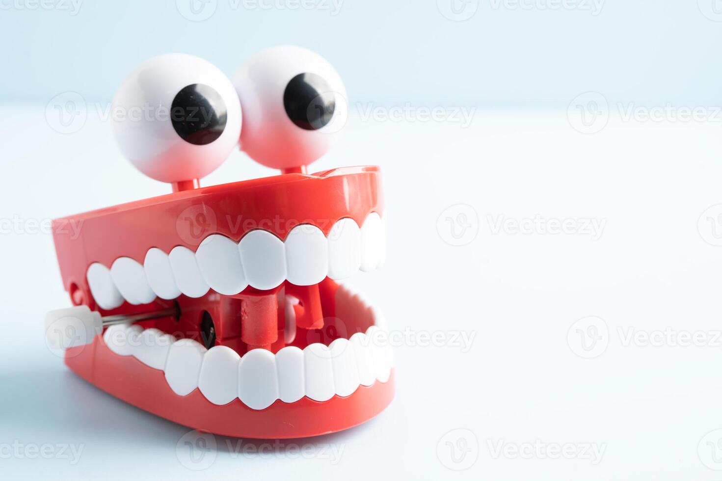 dente divertente giocattolo dentiera rosso colore mascella e occhio. foto