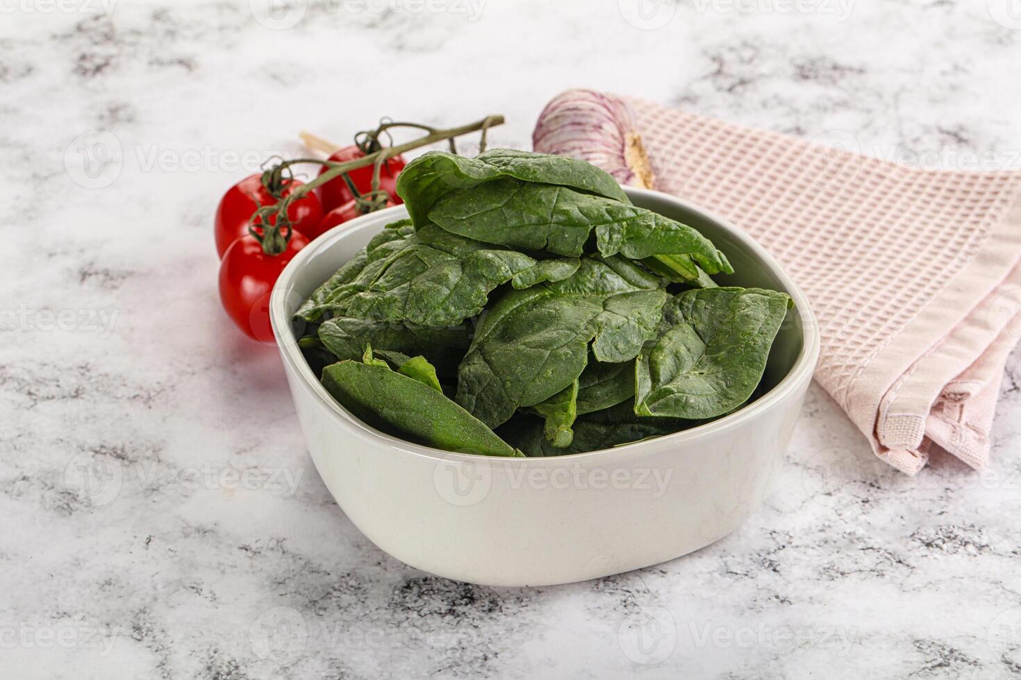 verde spinaci le foglie nel il ciotola foto