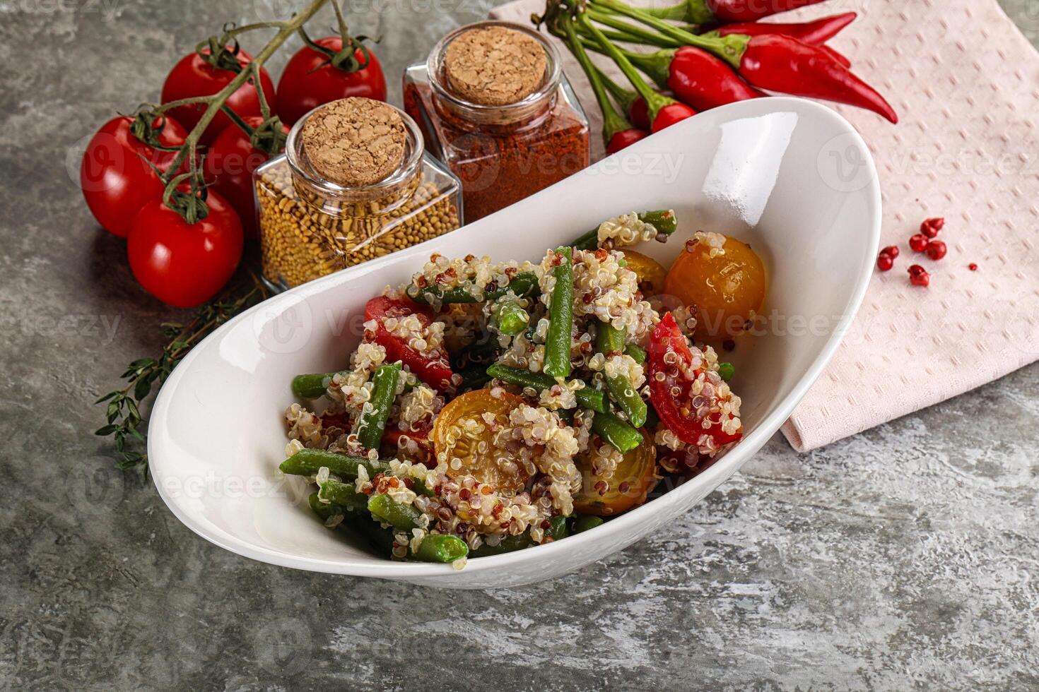 vegano bollito quinoa con verdure foto