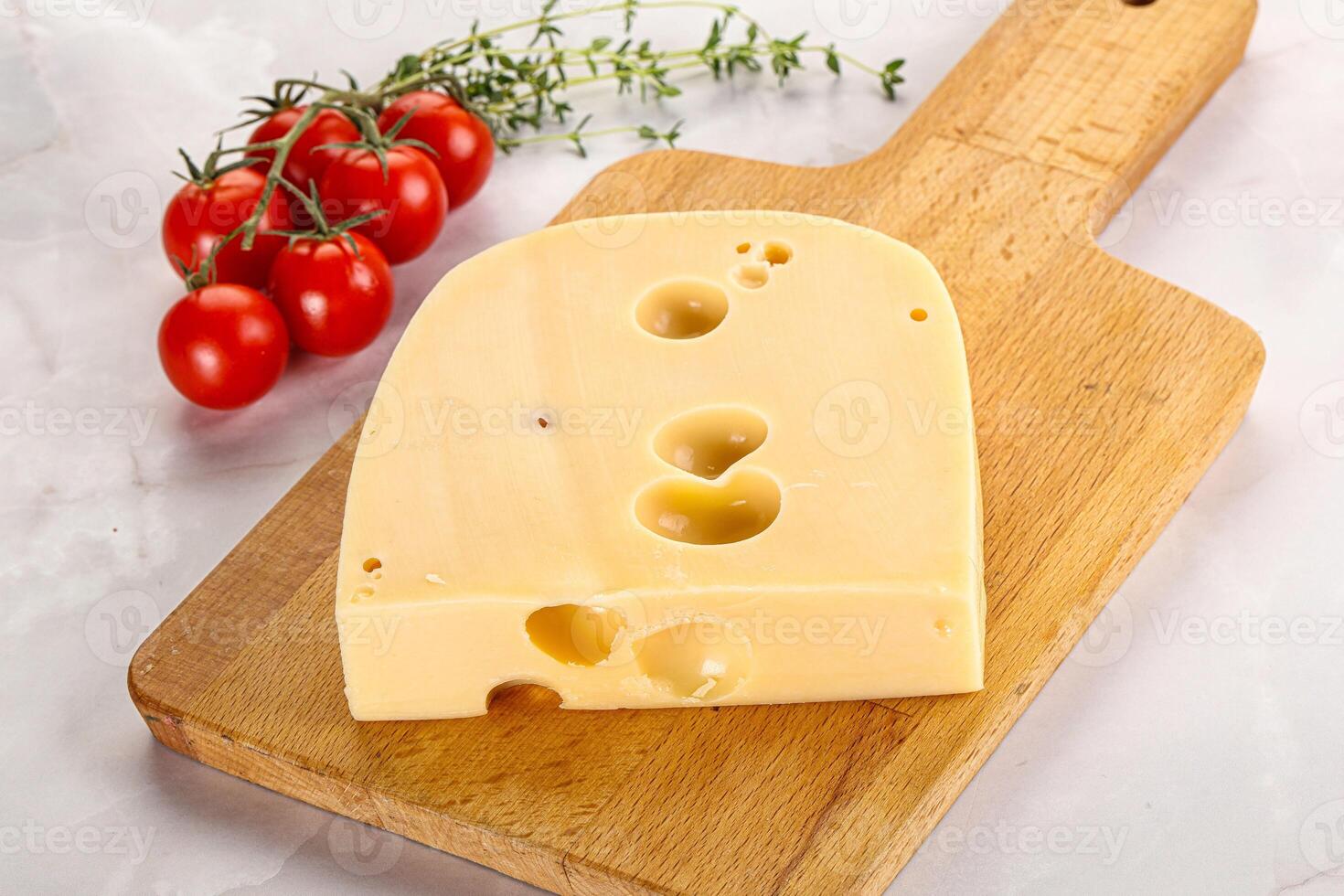 maasdam formaggio mattone al di sopra di tavola foto