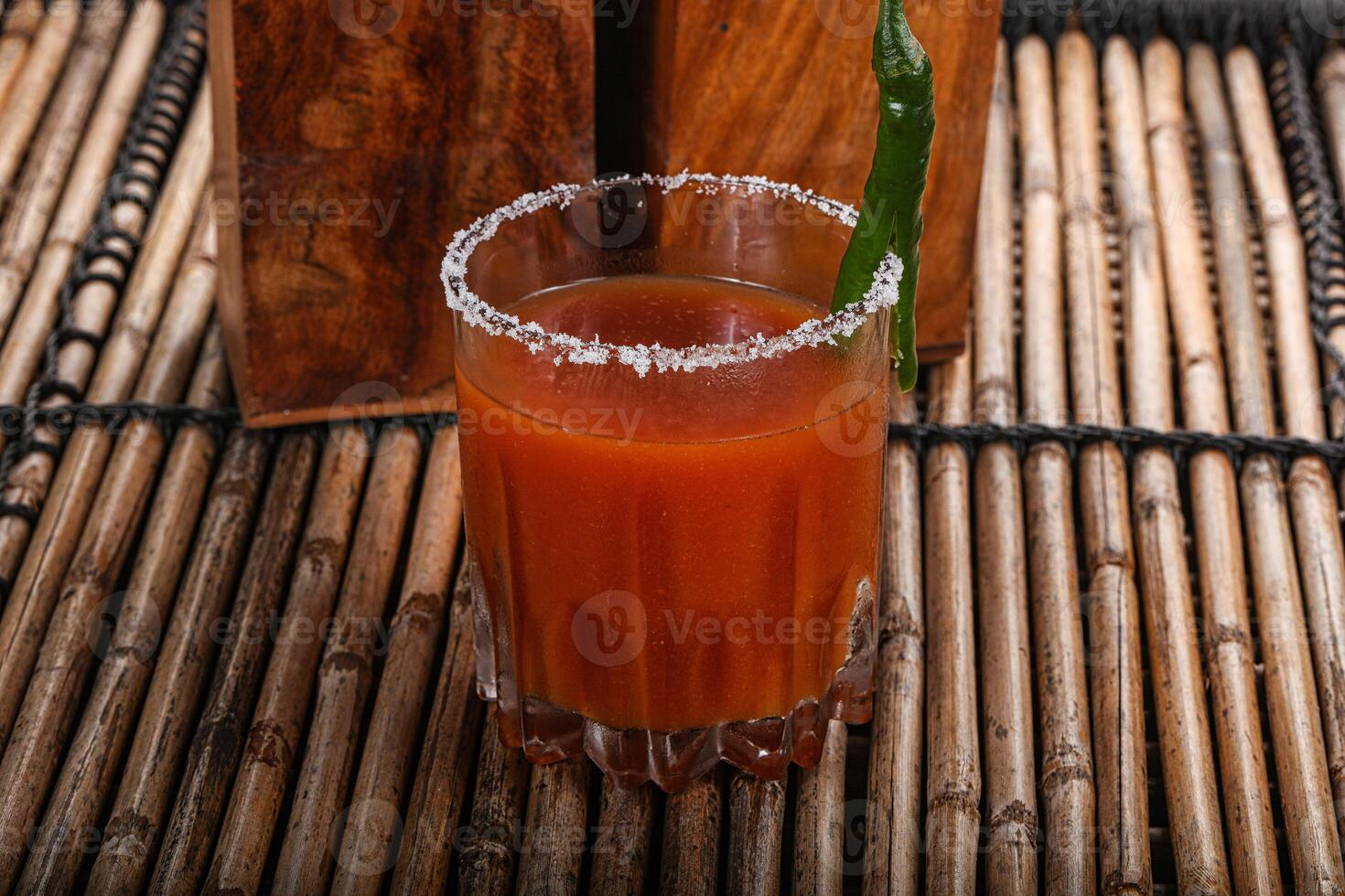 sanguinoso Maria cocktail Vodka con pomodoro succo foto