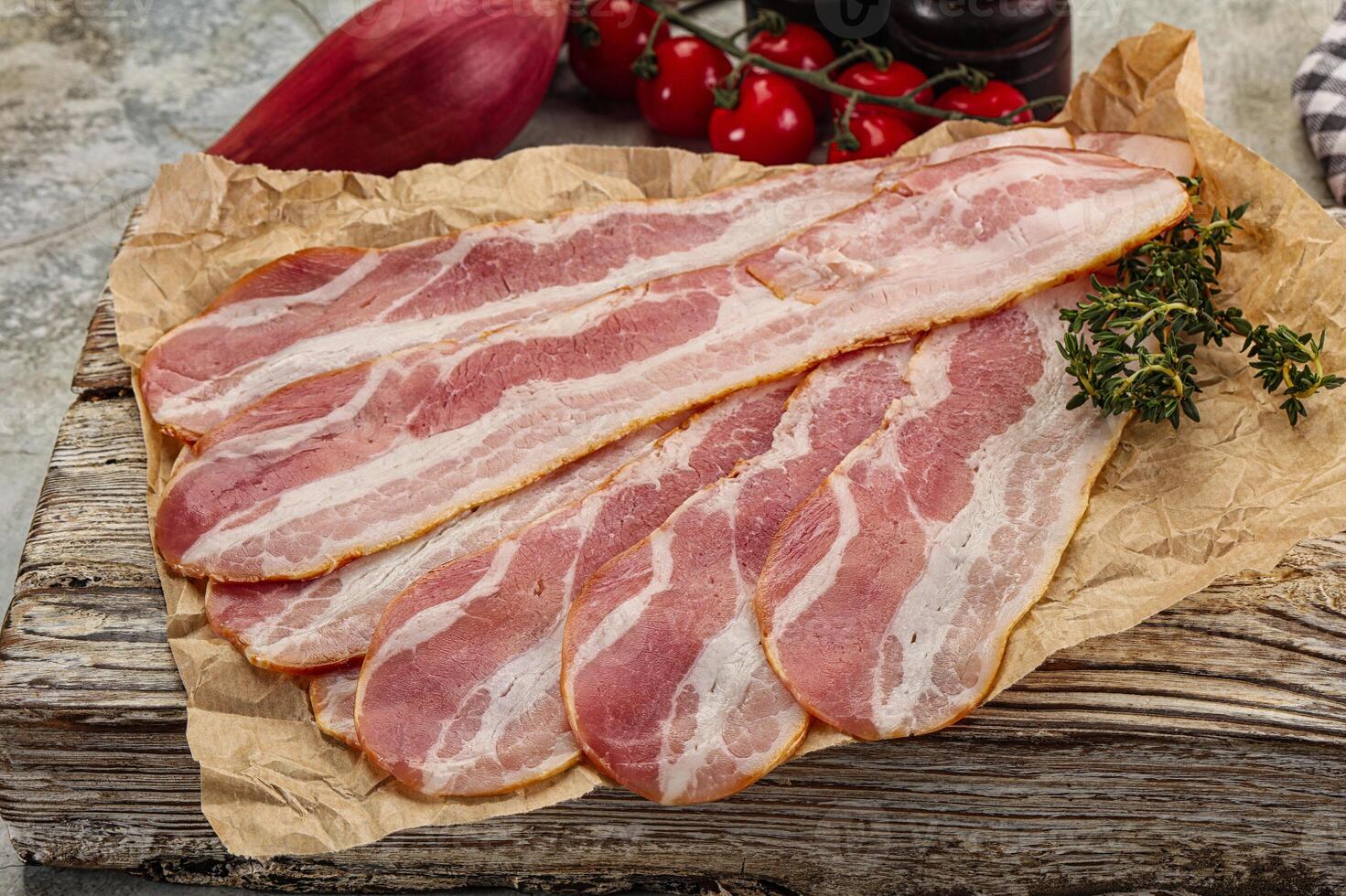 affettato Maiale Bacon al di sopra di tavola foto