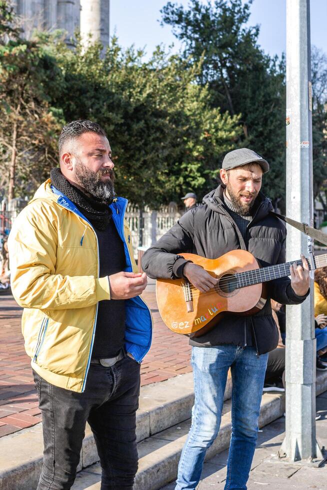 Istanbul, tacchino - dicembre 29, 2022. strada musicista giocando chitarra per turisti su un' ciottolo strada. foto