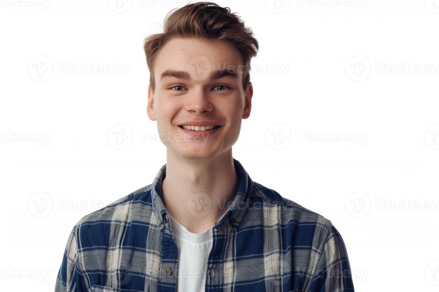 giovane uomo con camicia sorridente e guardare a telecamera isolato su bianca sfondo foto