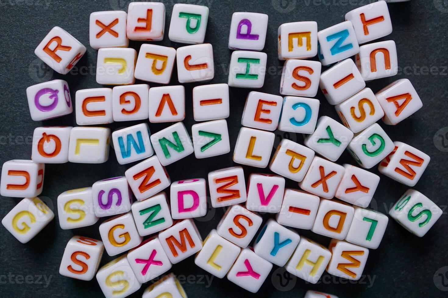 colorato lettera cubi, giocattolo e formazione scolastica foto