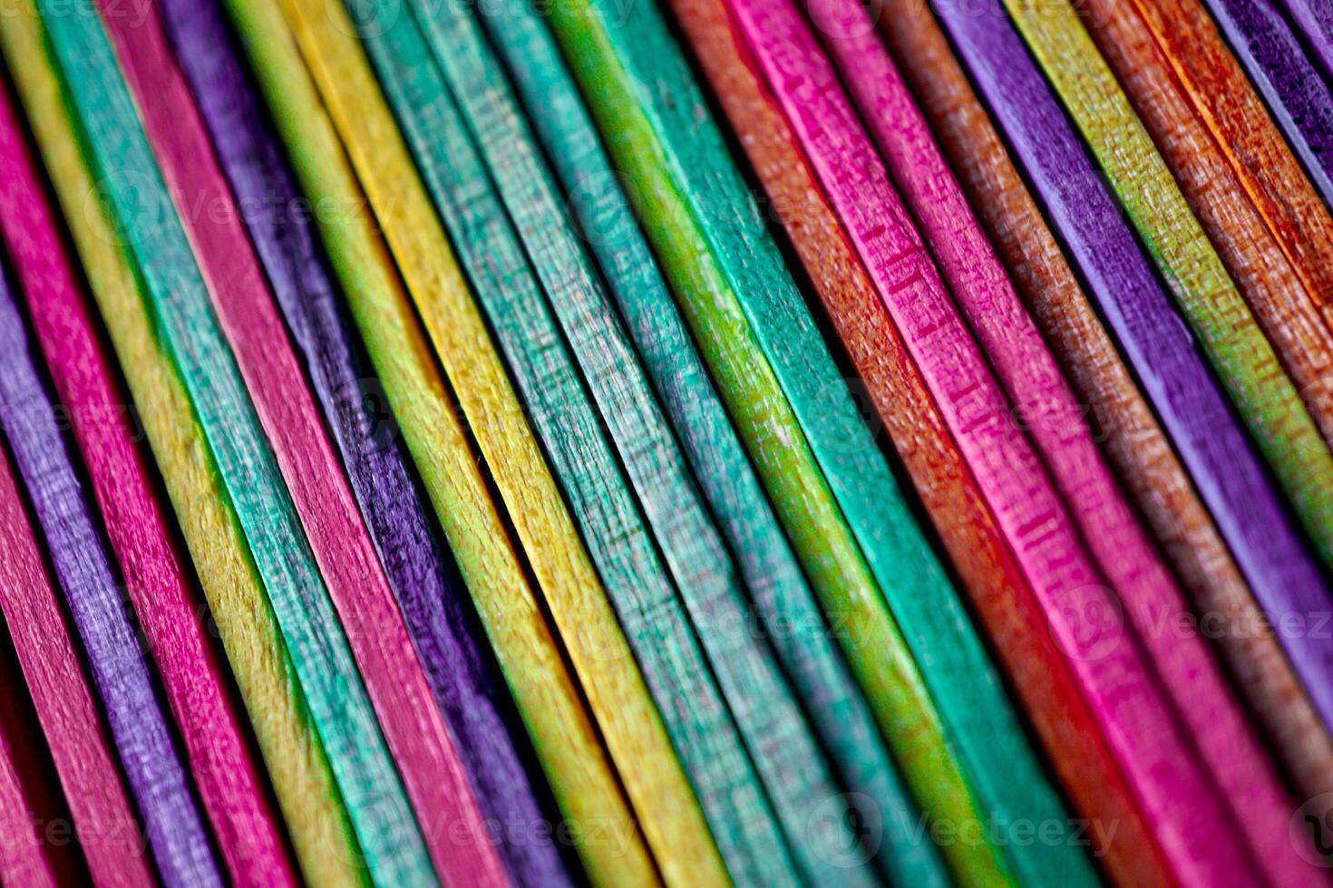 Multi colorato di legno mestiere bastoni, colorato sfondo foto