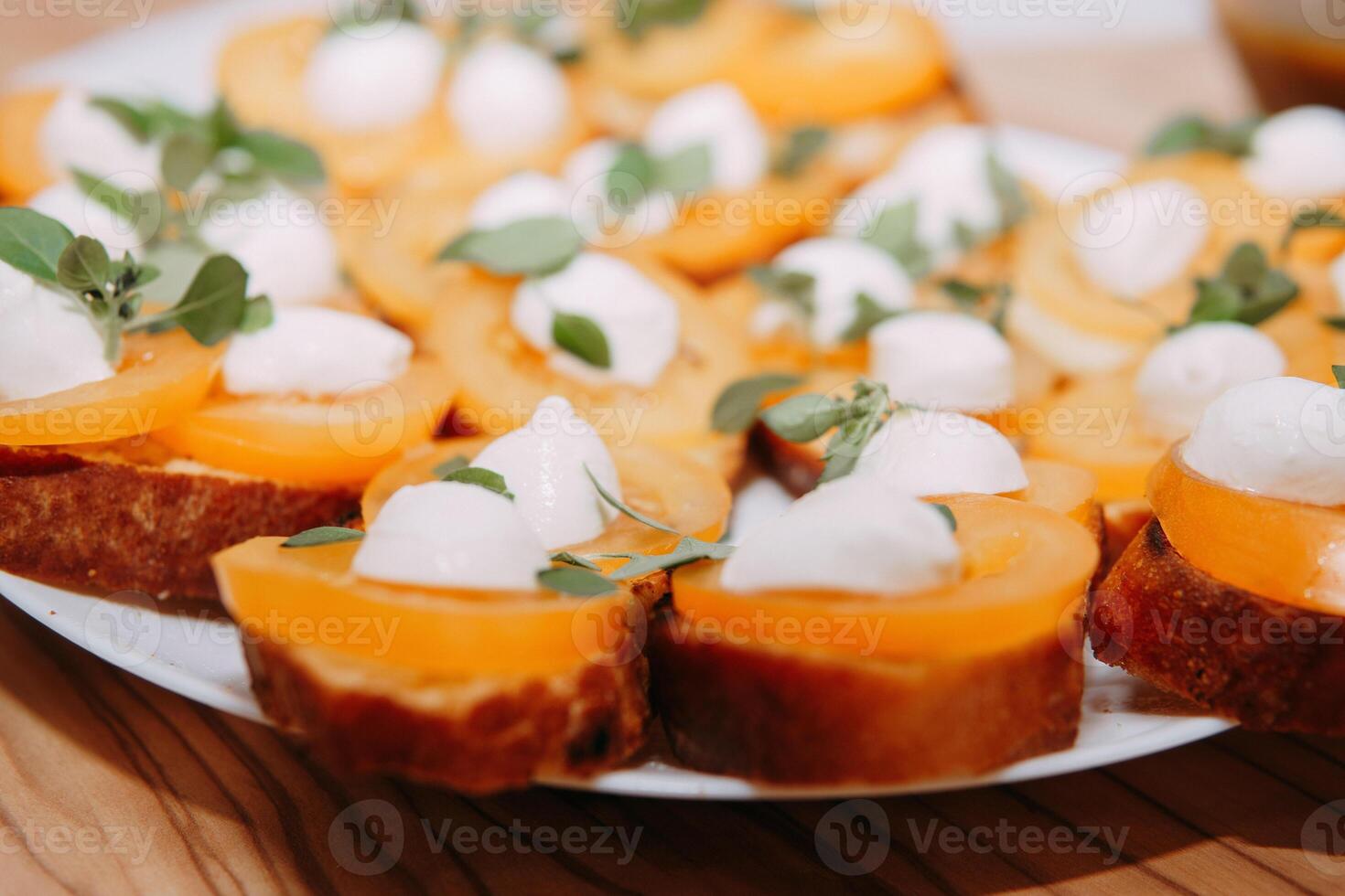 Bruschetta con pomodori e formaggio. italiano piatto, cucinando a un' culinario maestro classe. cucinando a casa, casa cibo. foto