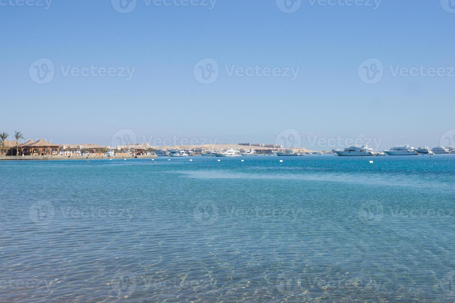 spiaggia rilassamento a il rosso mare. fiaba momenti di un' soleggiato giorno. il concetto di turismo e mare viaggio foto