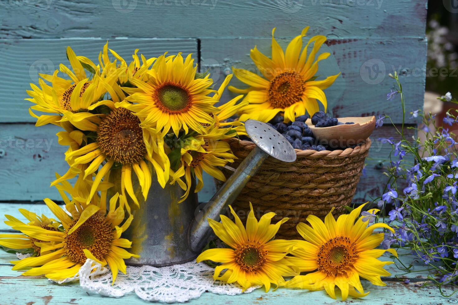 bellissimo ancora vita con girasoli e blu bacca nel il giardino. romantico saluto carta per compleanno, san valentino, madri giorno concetto. estate campagna sfondo con Vintage ▾ oggetti foto