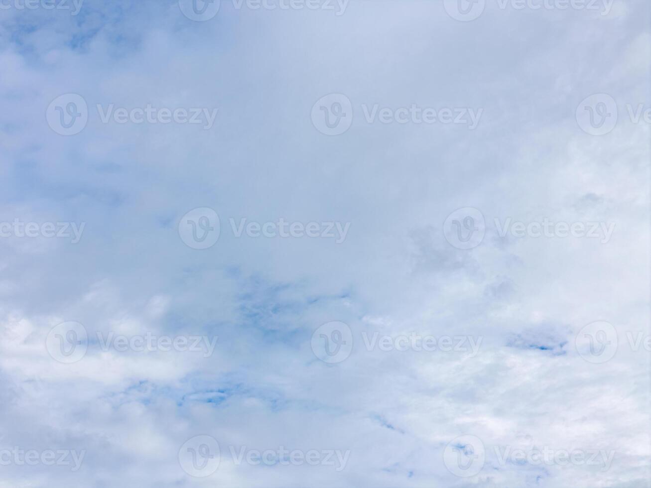 ciano colorato nuvole a giorno foto