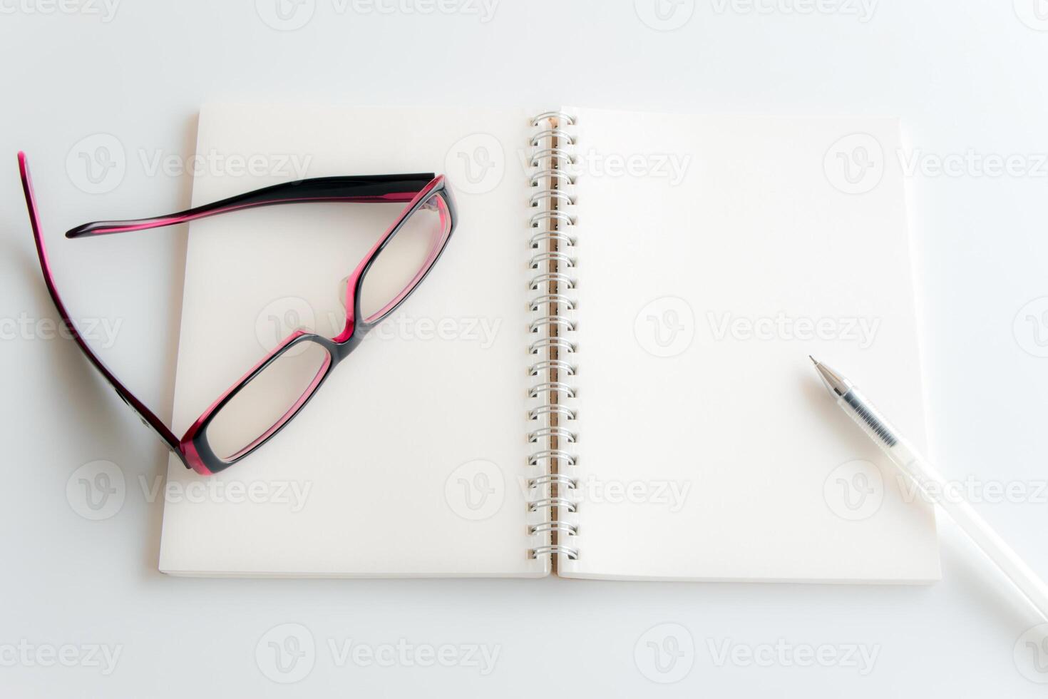 pagina bianca di un taccuino e occhiali da vista foto