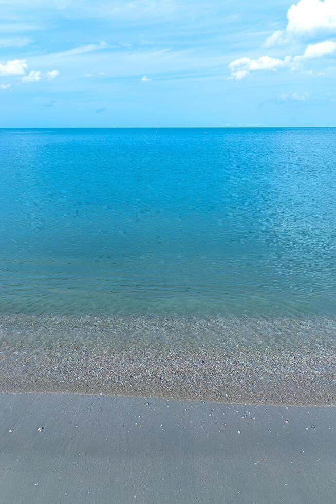 morbido onda su il spiaggia foto