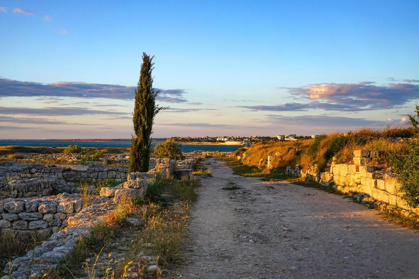 bel tramonto sulle rovine di chersonesos. Sebastopoli, Crimea foto