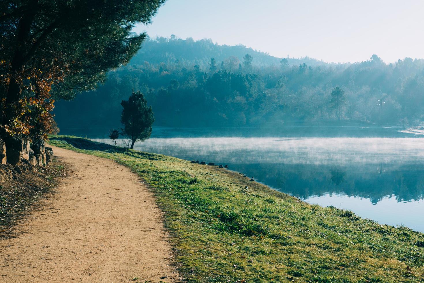 sentiero in riva al lago foto