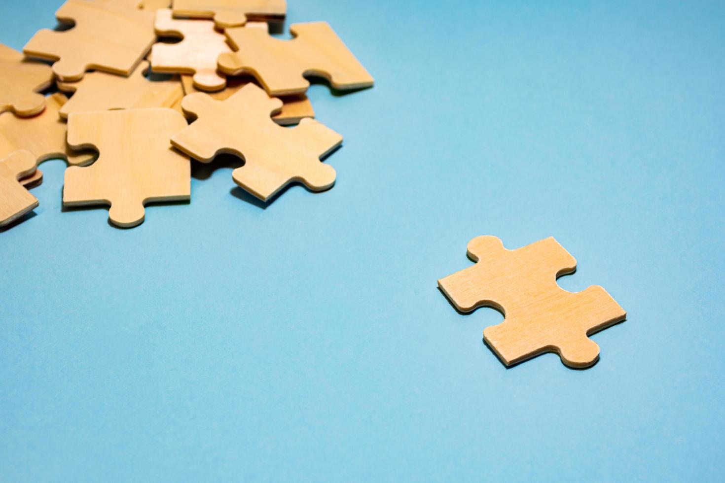 puzzle in legno su sfondo blu foto