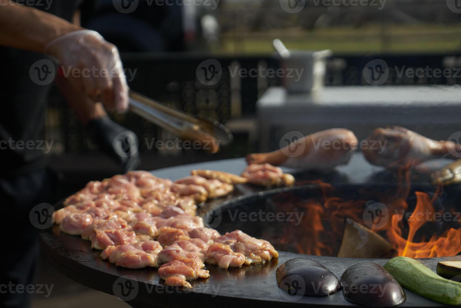 barbecue su il griglia con un Aperto fuoco foto