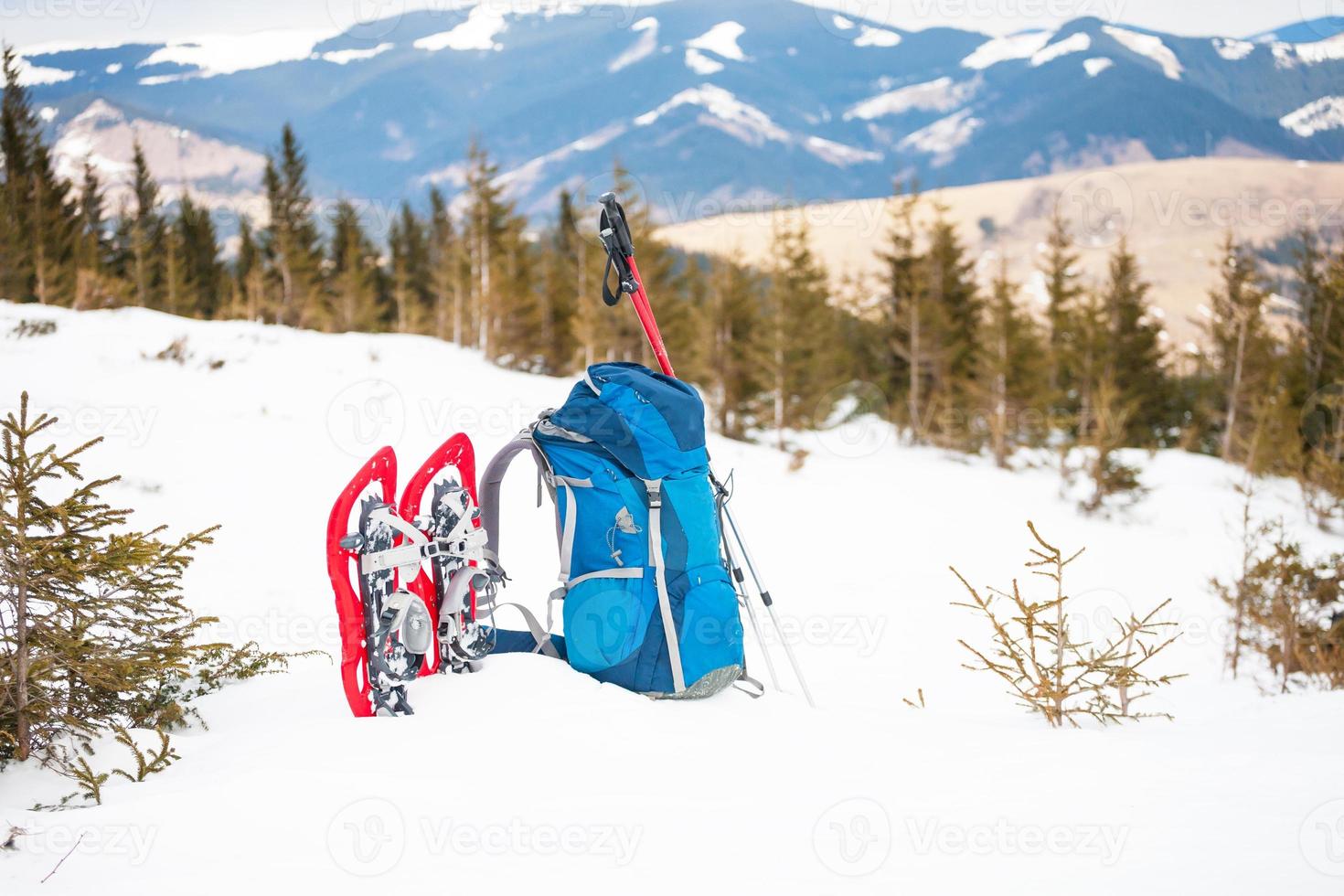 zaino, ciaspole e bastoncini da trekking. foto