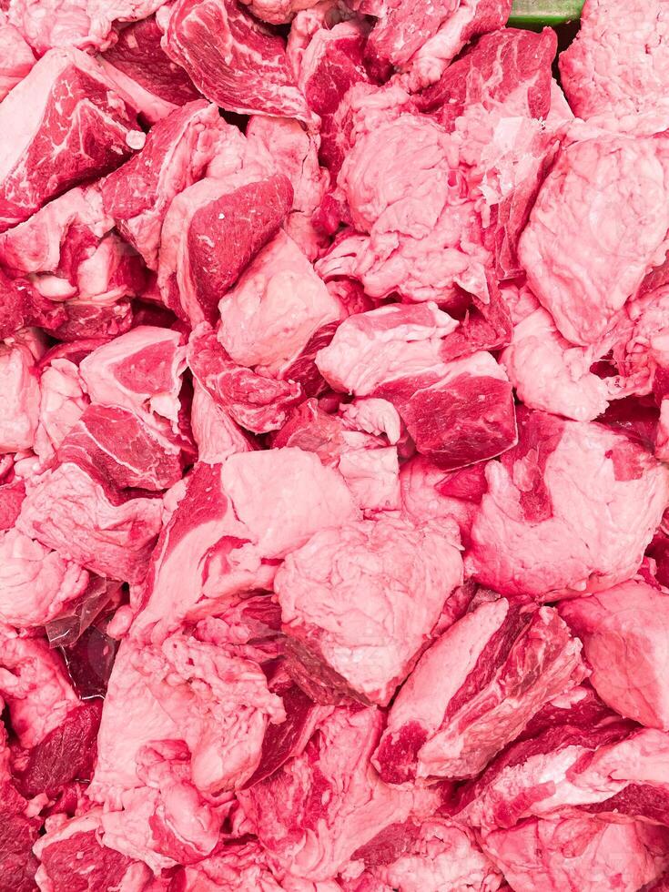 fresco crudo carne come un' sfondo vicino su, cucinando, visualizzato nel supermercato foto