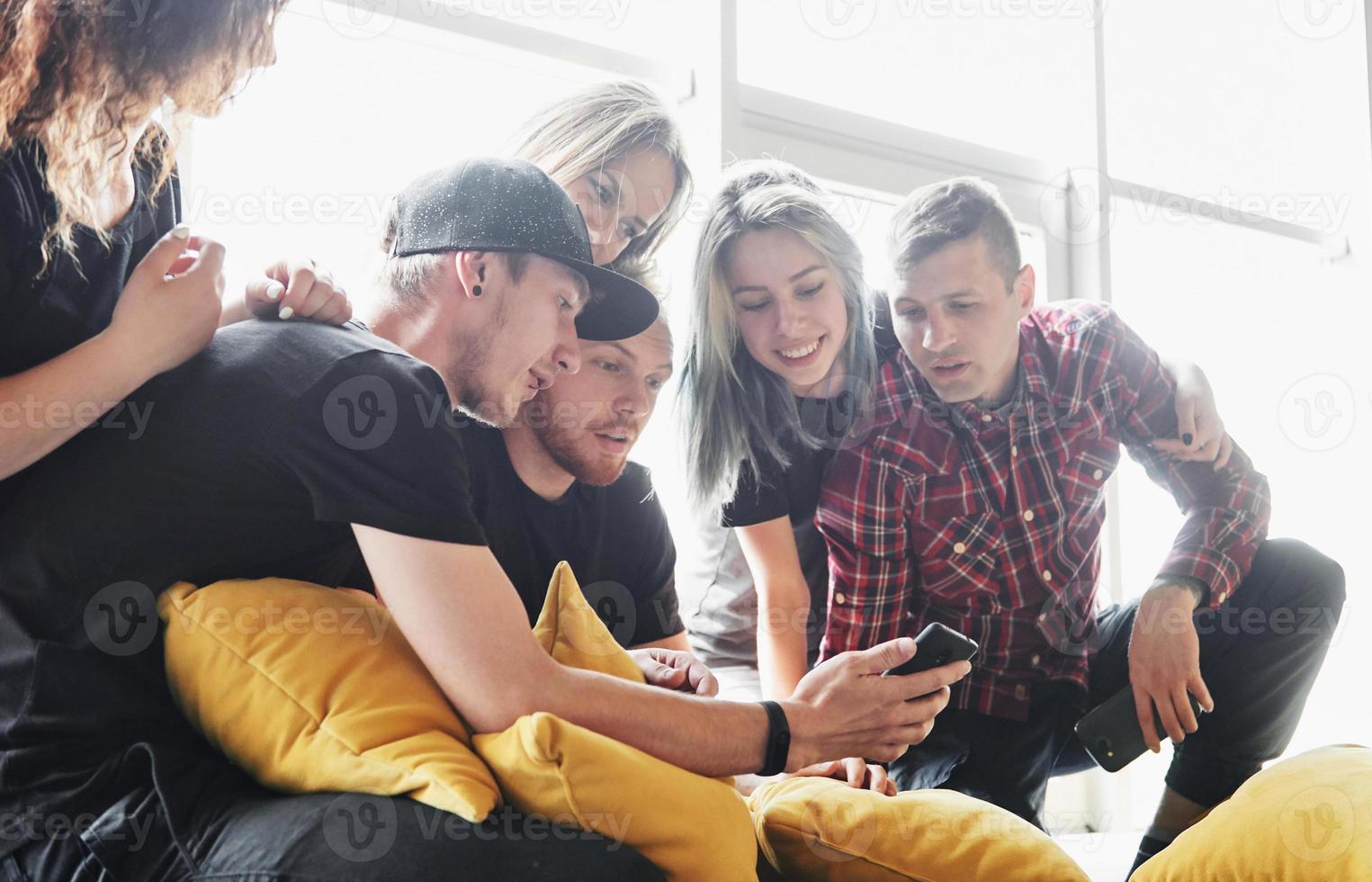 i giovani migliori amici pazzi si divertono a casa. il concetto di intrattenimento e lifestyle foto